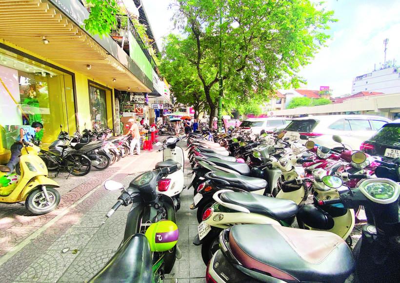 tphcm-van-tiep-tuc-thu-phi-via-he-long-le-duong