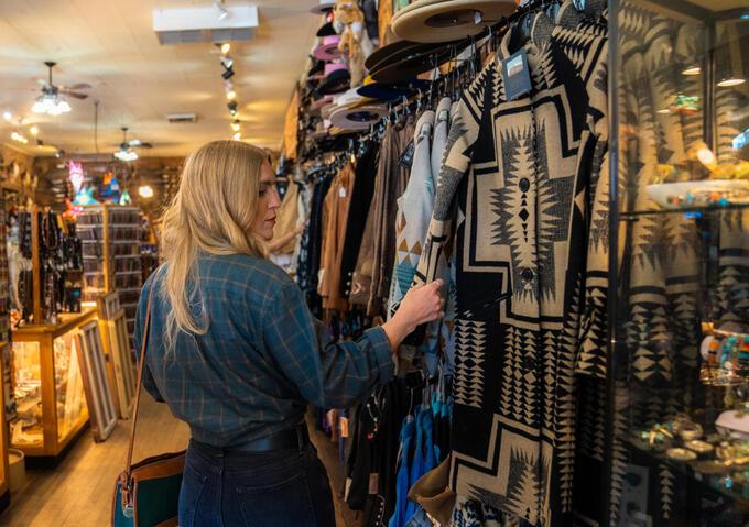 Chủ doanh nghiệp, người tiêu dùng ngóng chờ Fed hạ lãi suất