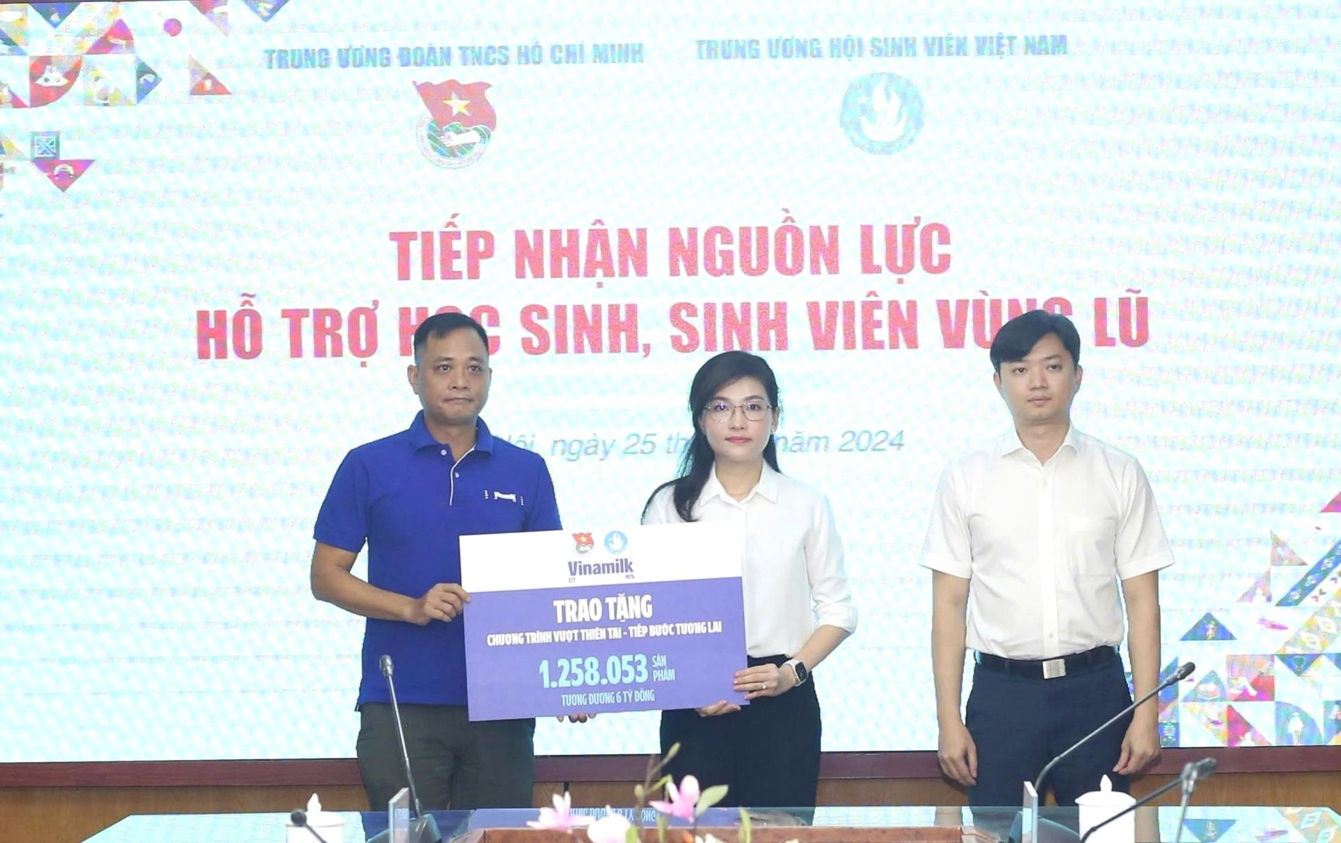 Vinamilk hỗ trợ hơn 6 tỷ đồng cho học sinh, sinh viên vùng bão lũ thông qua Trung ương Đoàn