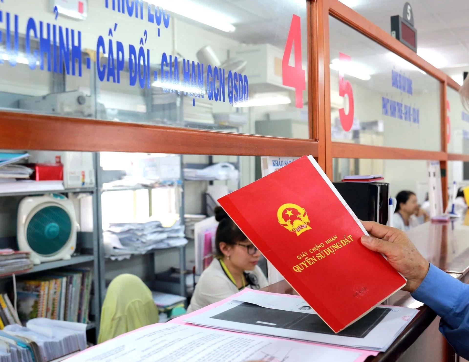 Không cần chỉnh sửa giấy tờ đất đai sau khi sắp xếp, tổ chức chính quyền địa phương 2 cấp