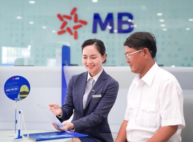 mb-trien-khai-goi-vay-2000-ty-dong-ho-tro-tai-thiet-cuoc-song-cho-khach-hang-anh-huong-vung-bao-lu
