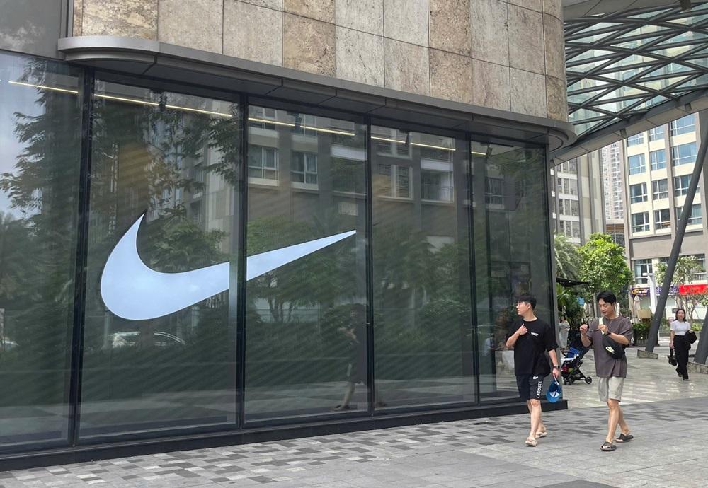 Nike gặp khó với giấy phép lao động nước ngoài tại TP.HCM