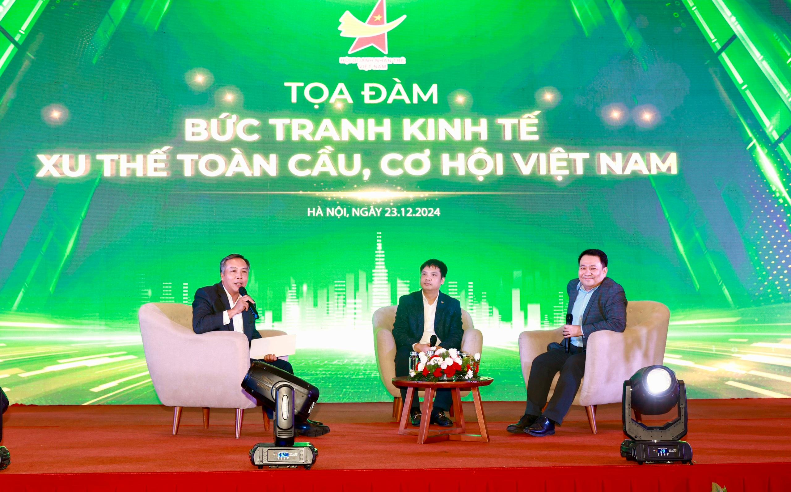 lanh-dao-fpt-pnj-du-bao-tinh-hinh-kinh-te-2025-va-co-hoi-cho-doanh-nghiep-viet