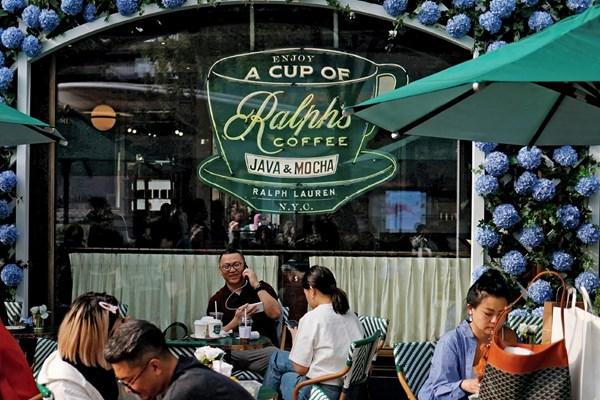 cac-ong-lon-thoi-trang-dua-nhau-mo-quan-ca-phe