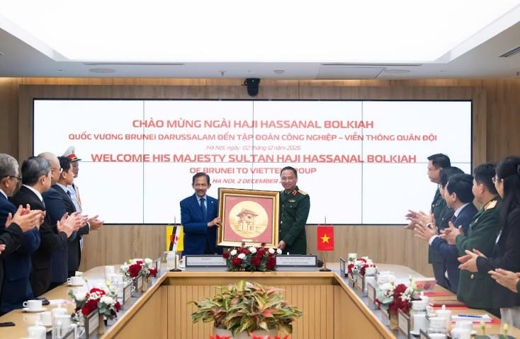 viettel-don-quoc-vuong-brunei-mo-ra-hop-tac-chien-luoc-ve-cong-nghiep-cong-nghe-cao