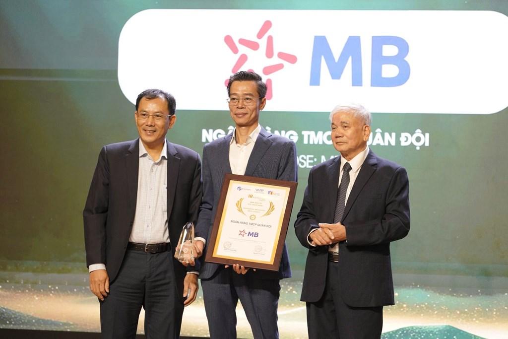 mb-lan-thu-tu-duoc-vinh-danh-nha-dau-tu-yeu-thich-nhat-tai-ir-awards-2025