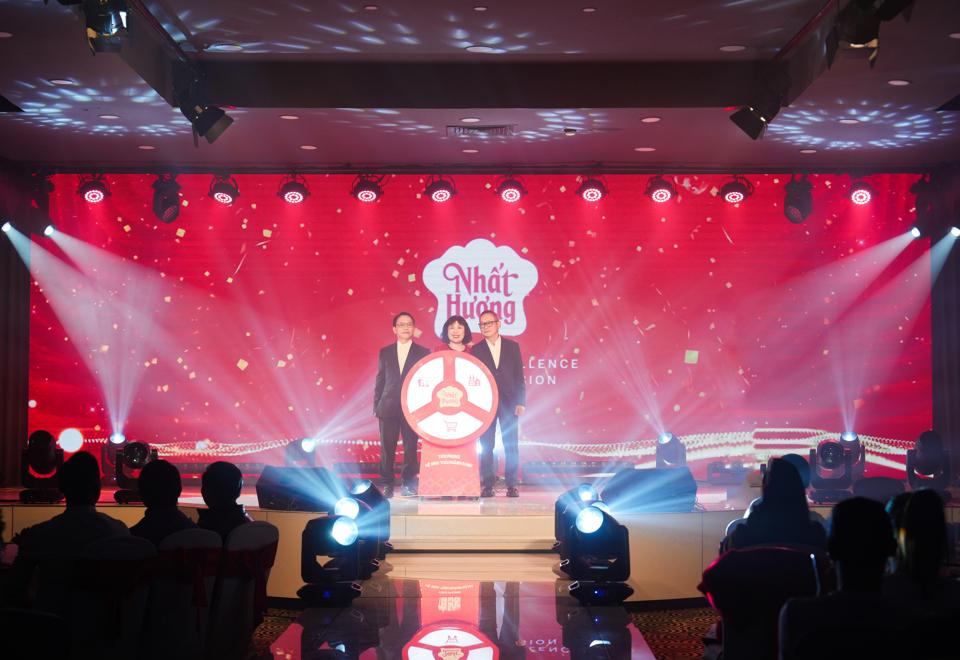 nhat-huong-group-cong-bo-dinh-vi-va-he-thong-nhan-dien-thuong-hieu-moi