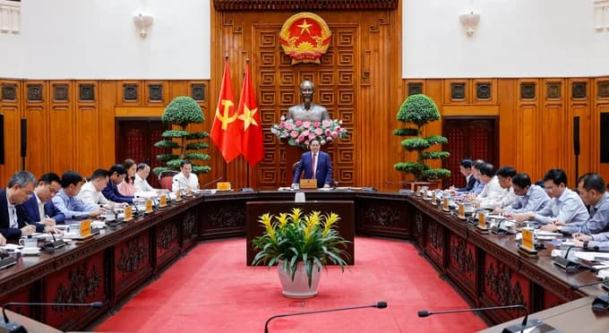 Thủ tướng: Chống buôn lậu, khắc phục triệt để tình trạng găm hàng, đội giá xăng dầu