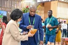 Doanh nghiệp nước ngoài tham quan Hội chợ mùa Thu, tìm kiếm cơ hội hợp tác