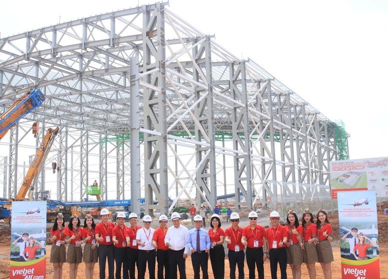 vietjet-cat-noc-hangar-chuan-quoc-te-khai-truong-chuyen-bay-toi-san-bay-long-thanh