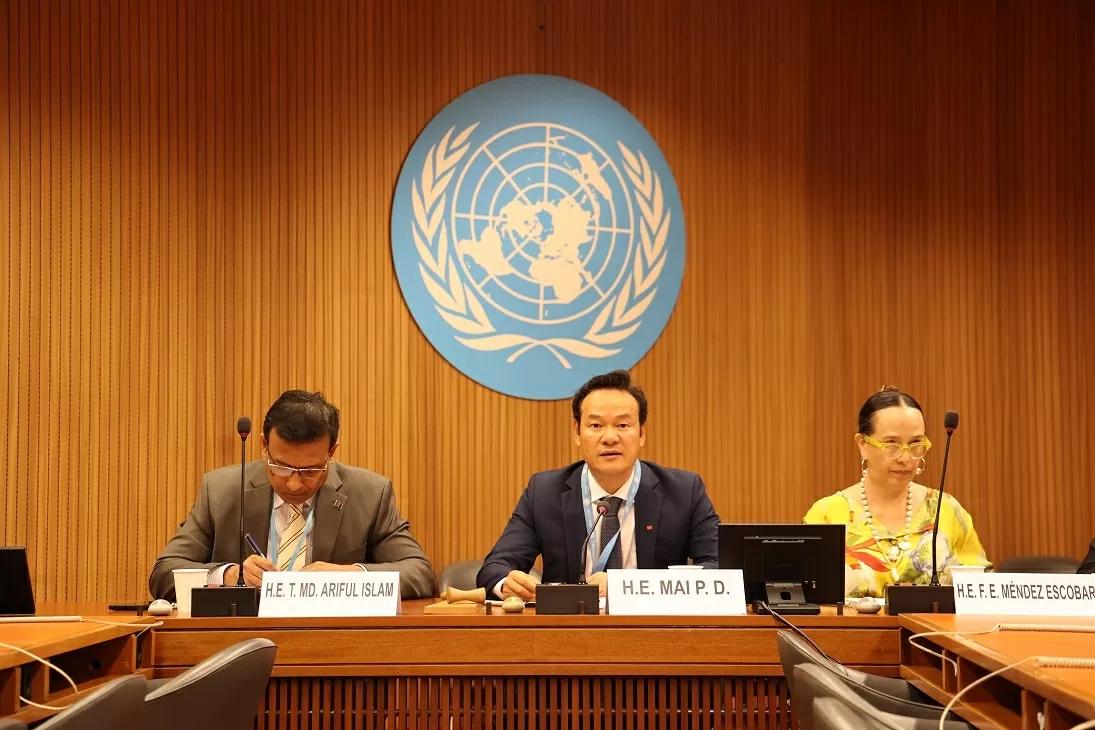 dai-su-mai-phan-dung-dai-bieu-quoc-te-danh-gia-cao-cach-tiep-can-lay-con-nguoi-lam-trung-tam-trong-phat-trien-cua-viet-nam