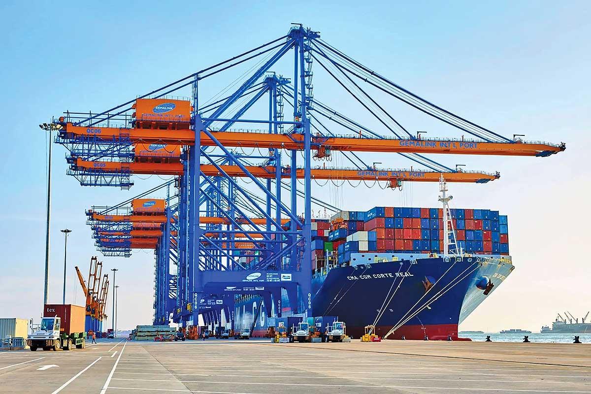 Phấp phỏng chờ điều chỉnh giá dịch vụ bốc dỡ container