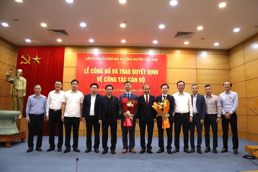 vcci-cong-bo-va-trao-quyet-dinh-ve-cong-tac-can-bo
