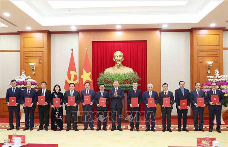 tong-bi-thu-to-lam-trao-quyet-dinh-ve-chuc-nang-nhiem-vu-cua-13-co-quan-ban-dang-don-vi-o-trung-uong