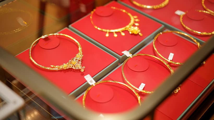 Giá vàng ngày 23/3: Chưa dừng đà “lao dốc”, giá vàng trong nước xuống mức 169 triệu đồng/lượng