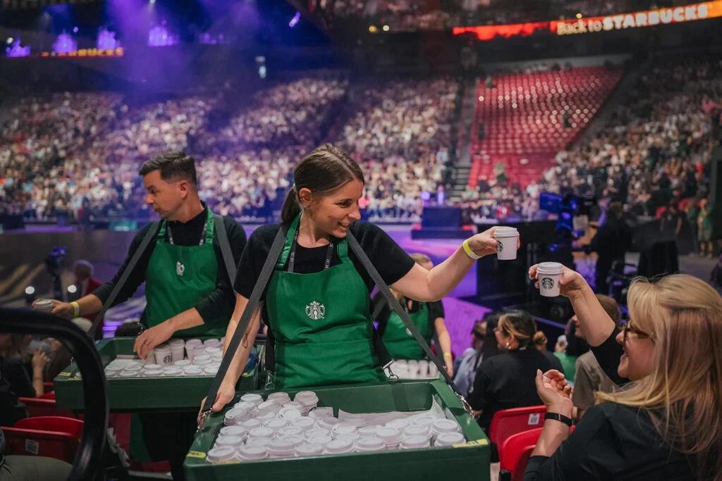 starbucks-bat-tay-microsoft-tro-ly-ai-pha-che-cuoc-dua-fb
