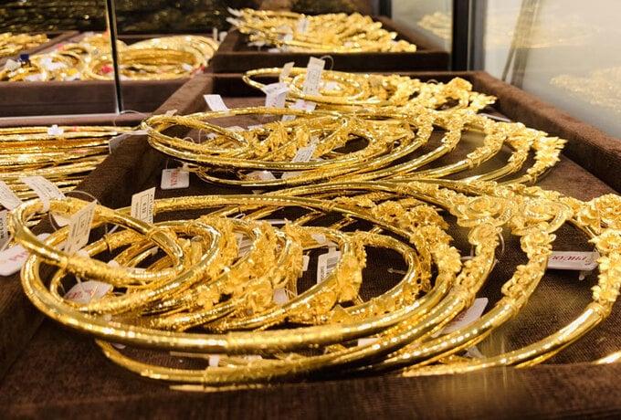 Giá vàng thế giới neo cao, trong nước tăng mạnh
