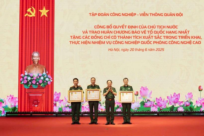 lanh-dao-tap-doan-viettel-duoc-tang-thuong-huan-chuong-bao-ve-to-quoc-hang-nhat