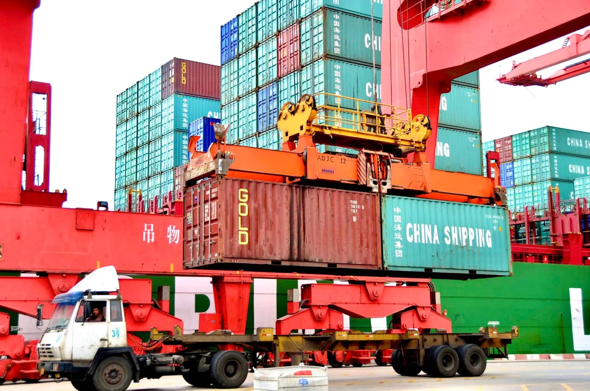 kinh-te-trung-quoc-but-toc-giua-song-gio-dia-chinh-tri