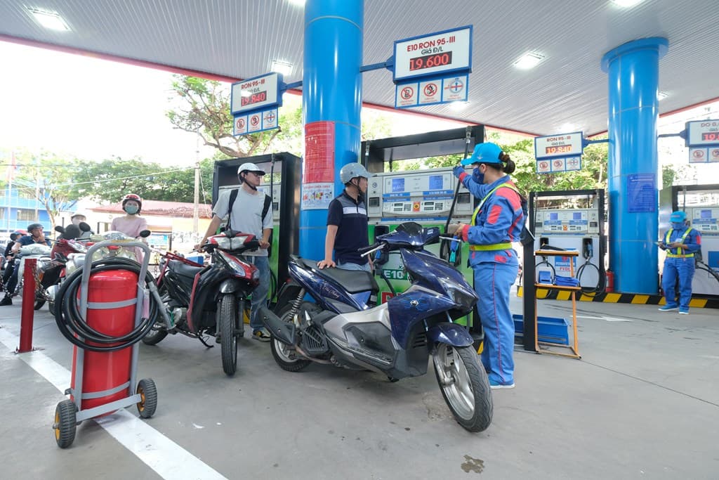 hai-ong-lon-som-chu-dong-giai-phap-ban-xang-e10ron95-truoc-lo-trinh