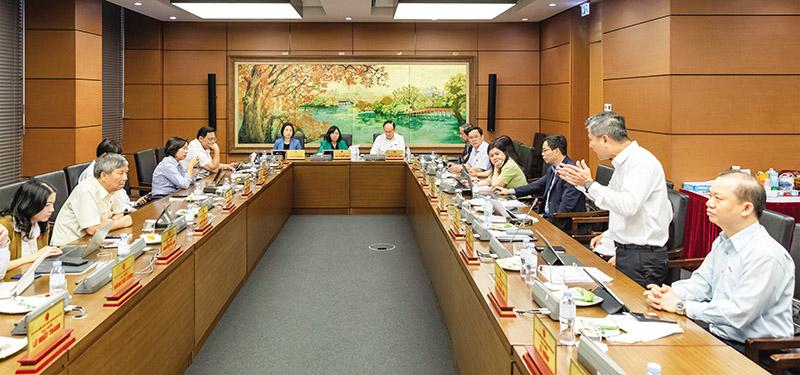 Chấp nhận "trả học phí" để gỡ khó cho nền kinh tế