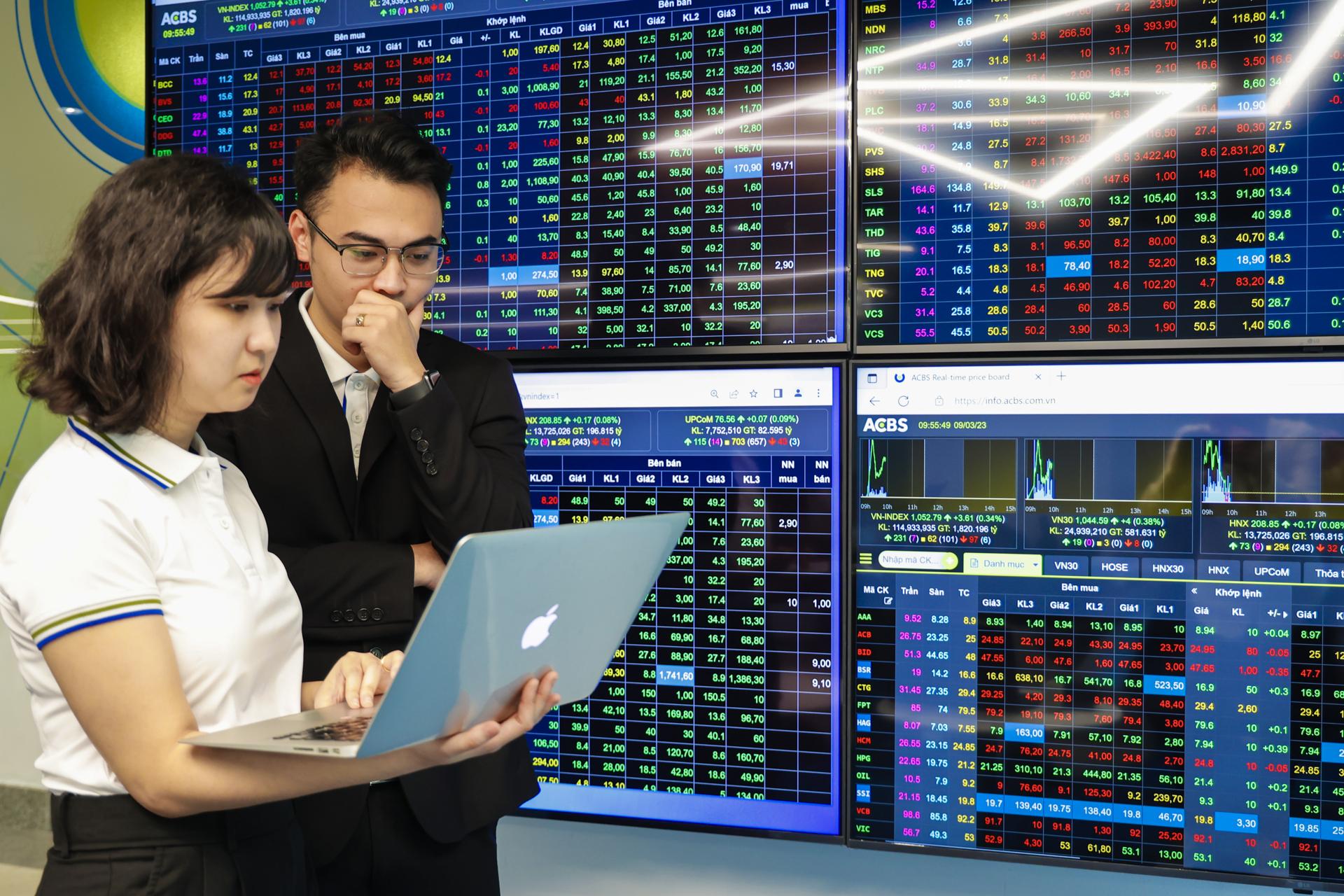 cong-ty-chung-khoan-gom-nghin-ty-cho-cuoc-dua-chiem-top-1-von-dieu-le