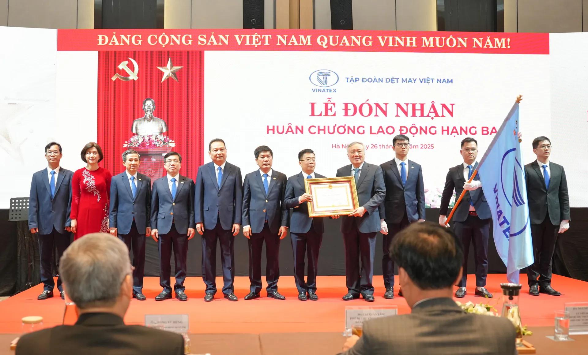 Vinatex đón nhận Huân chương Lao động hạng Ba