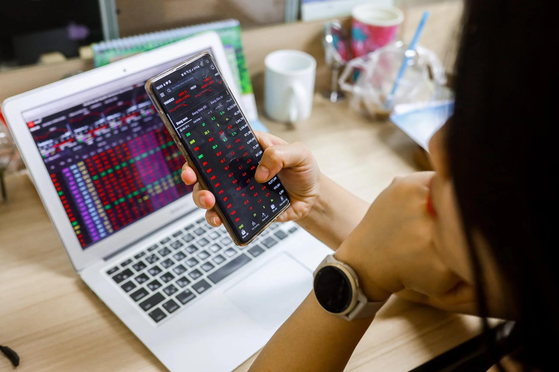 nhom-vingroup-tang-manh-nhung-khong-cuu-duoc-vn-index