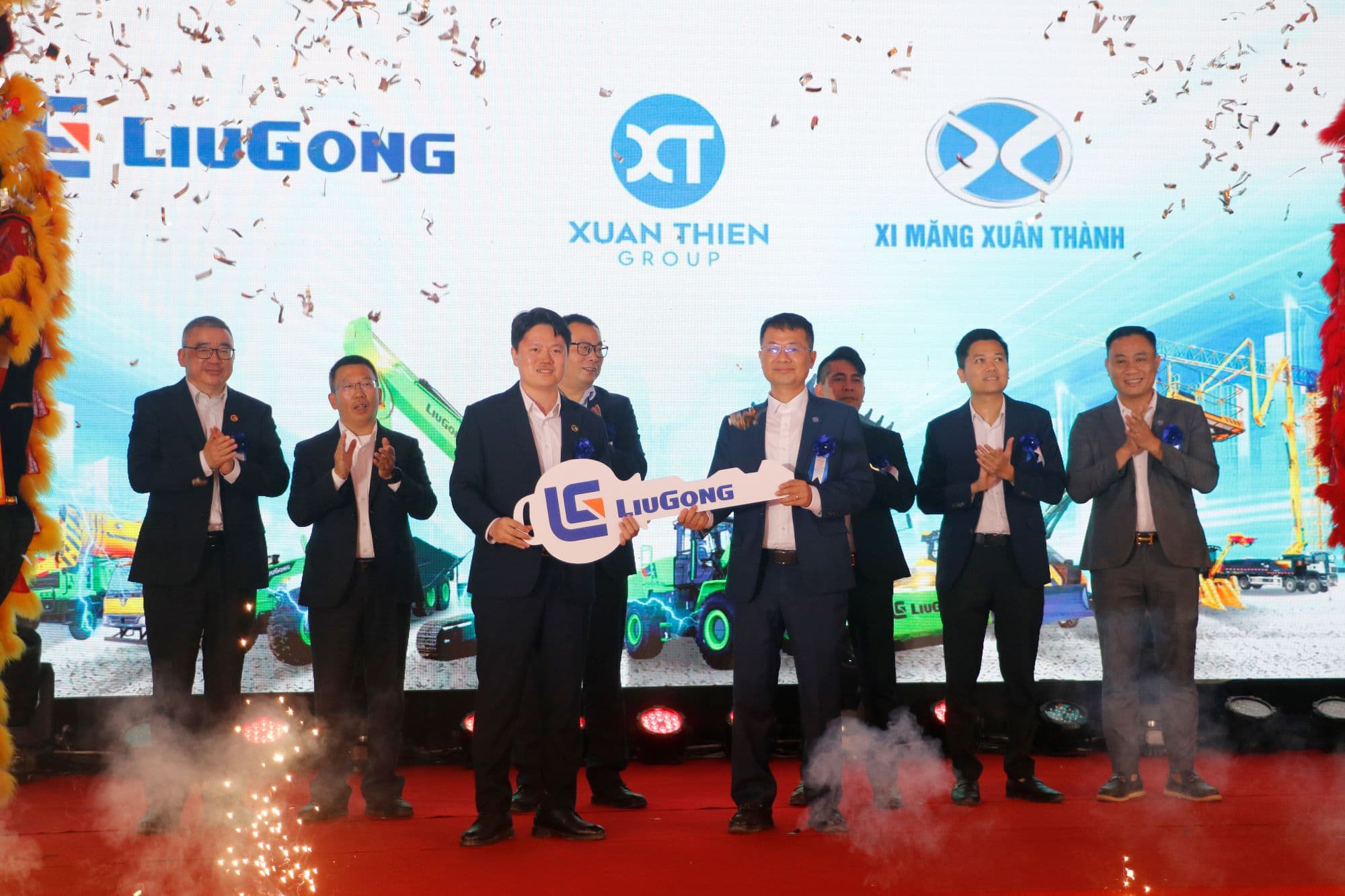 Xuân Thiện - LiuGong bàn giao lô thiết bị, xe máy công trình chạy điện 100% đầu tiên tại Việt Nam