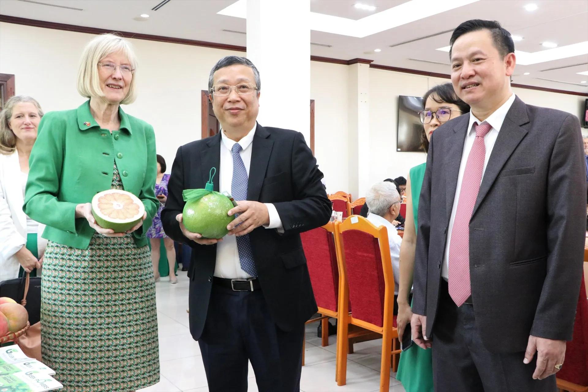 trai-buoi-viet-nam-duoc-cap-visa-xuat-khau-vao-uc