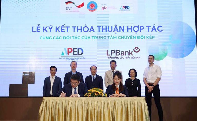 vettp-2025-khi-chuyen-doi-kep-tro-thanh-chia-khoa-song-con-cua-doanh-nghiep-viet-nam