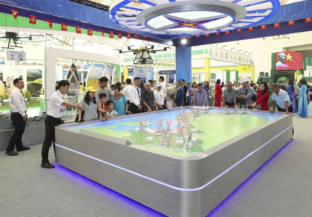 Gian trưng bày của EVN "hút khách" tại Triển lãm 80 năm thành tựu đất nước