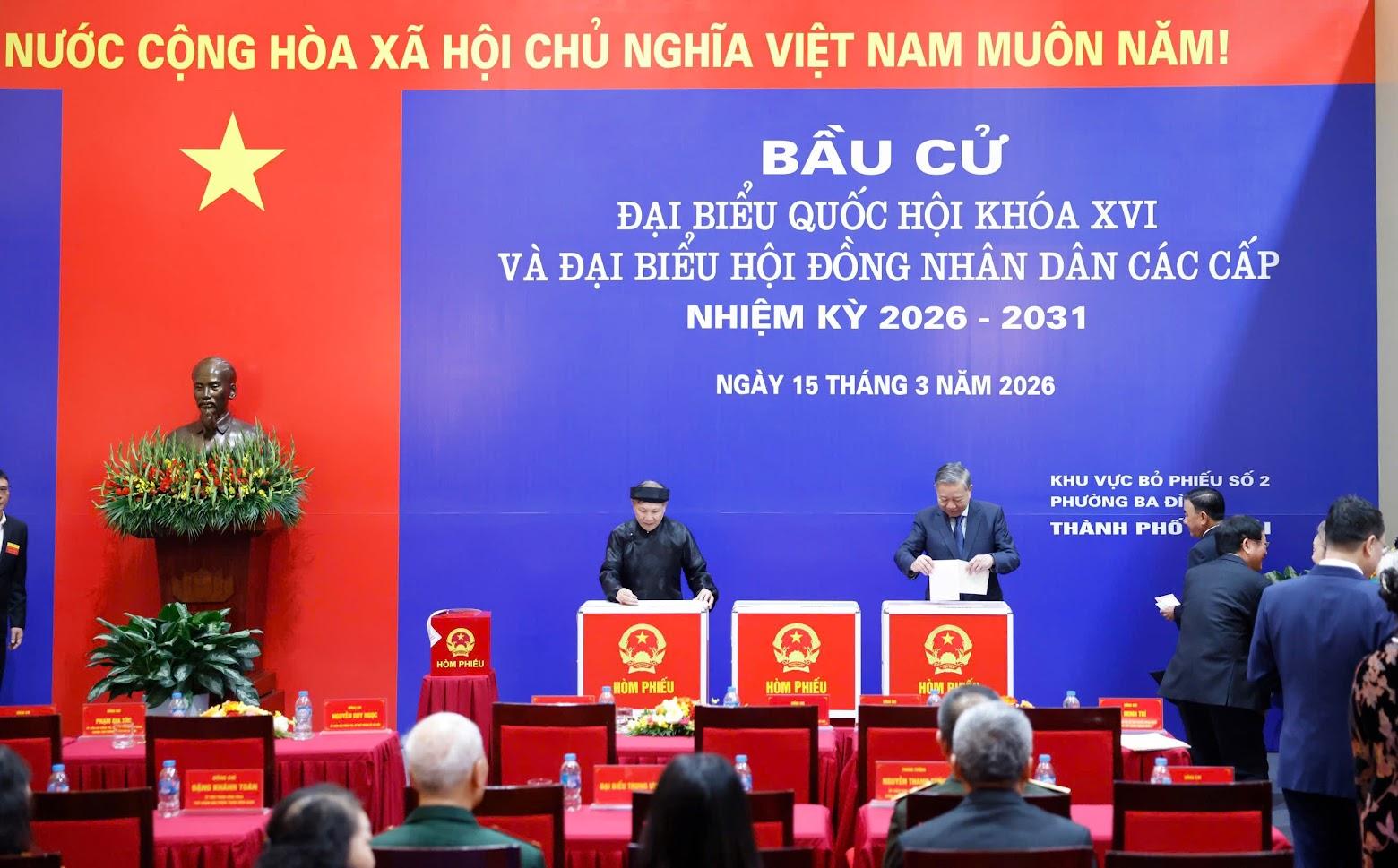 chum-anh-cac-dong-chi-lanh-dao-dang-nha-nuoc-thuc-hien-quyen-cu-tri