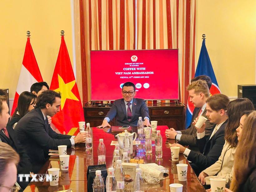 Lan tỏa câu chuyện Việt Nam qua sáng kiến “Càphê với Đại sứ”