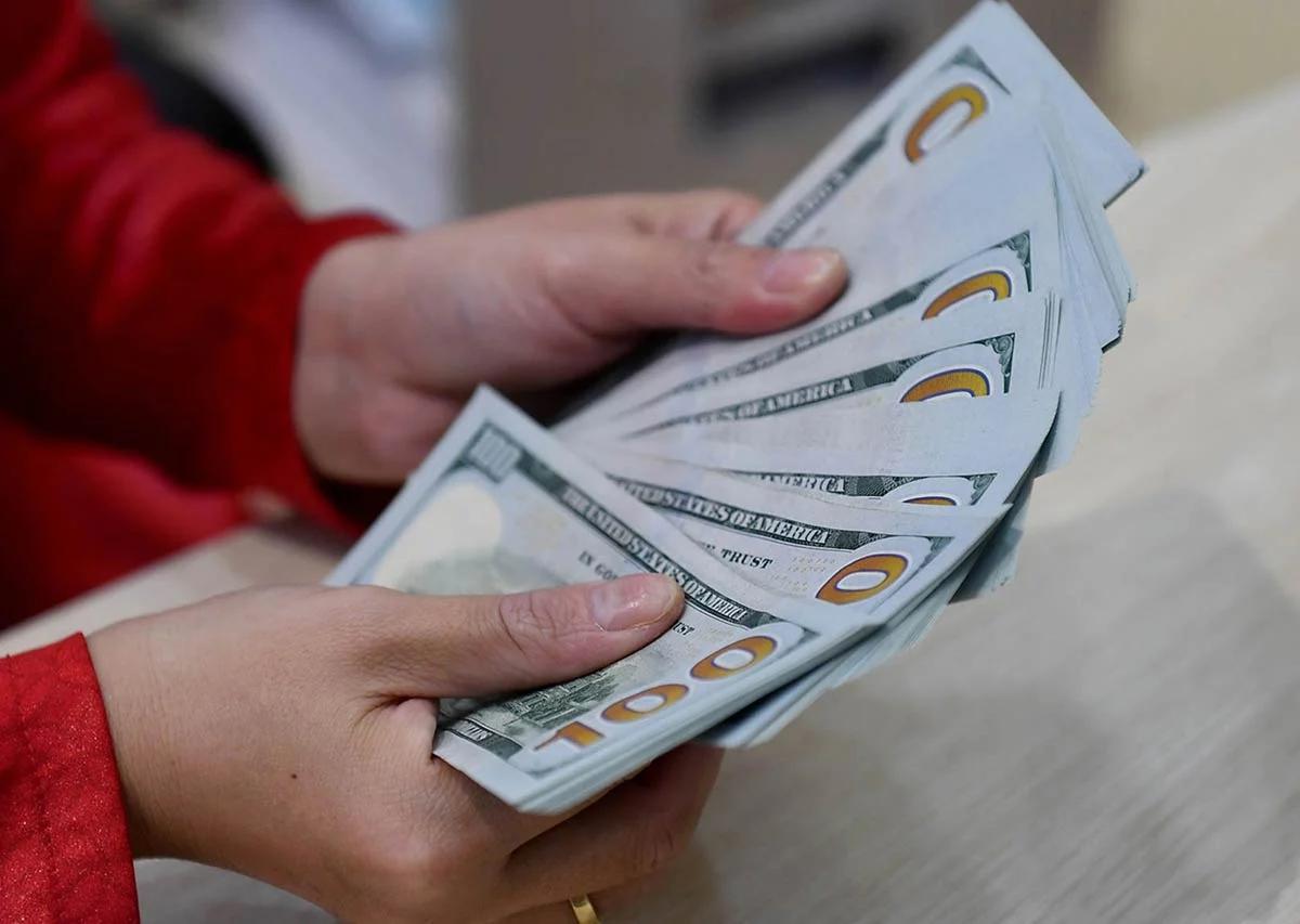 Giá USD 'chợ đen' tiếp tục tăng nóng, tiến sát đỉnh cao
