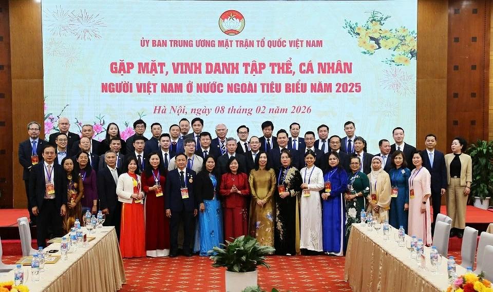 uy-ban-trung-uong-mat-tran-to-quoc-viet-nam-gap-mat-va-vinh-danh-kieu-bao-tieu-bieu-tham-du-chuong-trinh-xuan-que-huong-2026