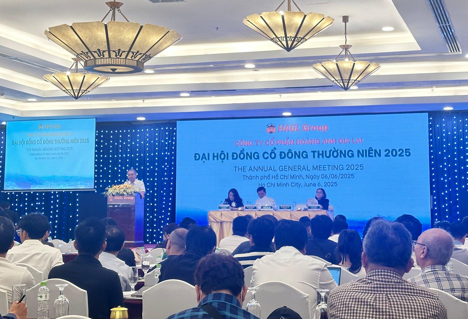 Bầu Đức trồng thêm dâu tằm, cà phê, lỡ 'sóng heo' vì thiếu vốn