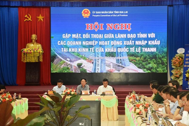 lanh-dao-gia-lai-doi-thoai-voi-cac-doanh-nghiep-hoat-dong-xuat-nhap-khau-tai-cua-khau
