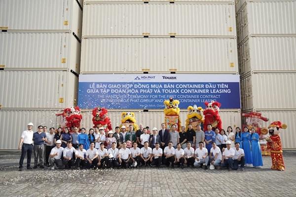 hoa-phat-ban-giao-don-hang-container-dau-tien-cho-doanh-nghiep-hang-dau-the-gioi