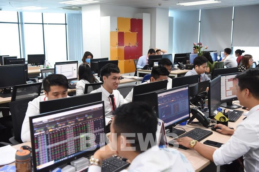 Thị trường chứng khoán hạ nhiệt sau phiên lập đỉnh