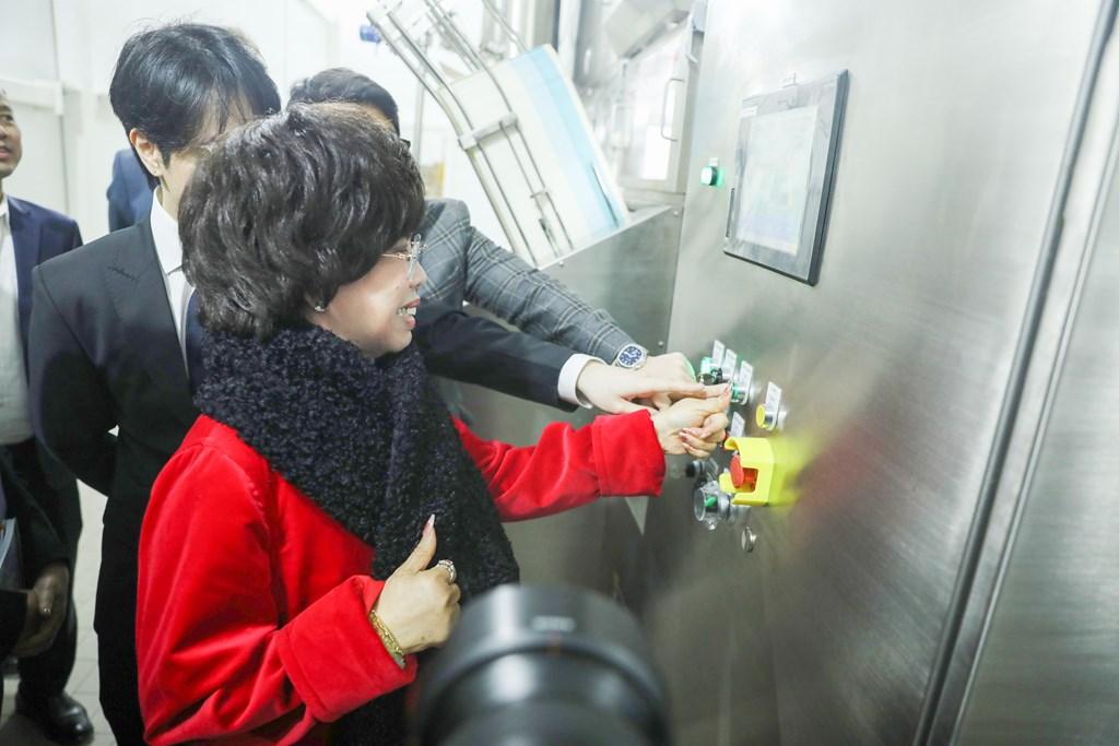 ben-trong-nha-may-sua-tuoi-th-true-milk-tai-lien-bang-nga