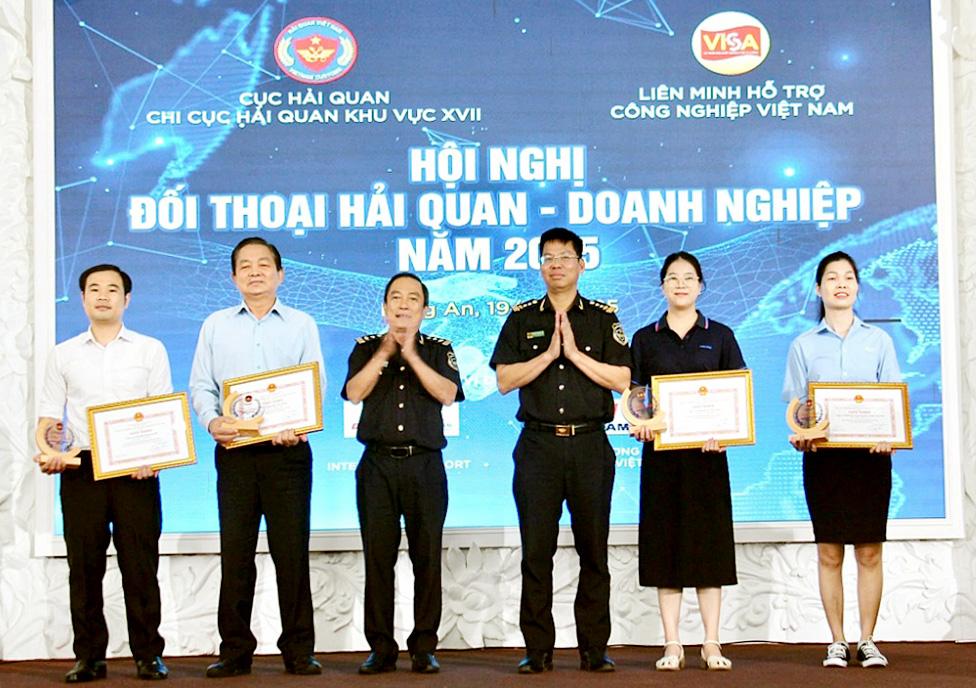 hai-quan-khu-vuc-xvii-khen-thuong-12-doanh-nghiep-tieu-bieu-nam-2024