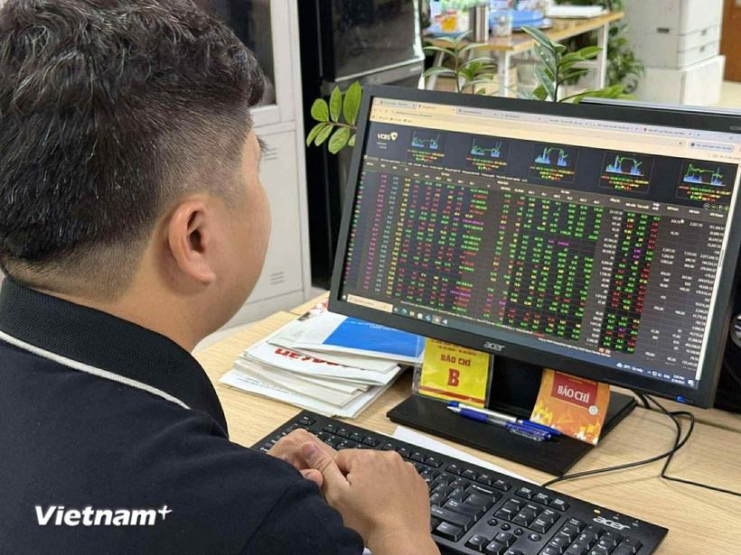 Sắc xanh lan tỏa, VN-Index vượt 1.650 điểm