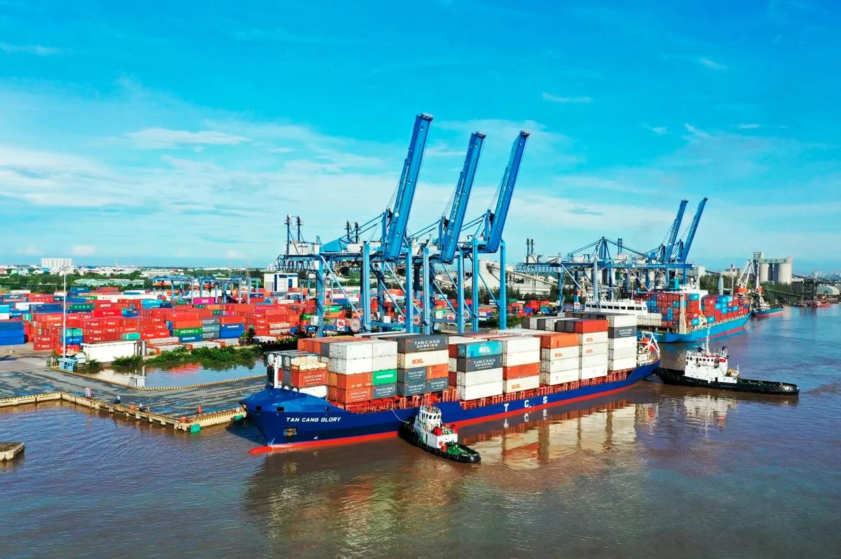 Trung Đông đỏ lửa: DN Việt đau đầu vì hàng tồn và chi phí tăng