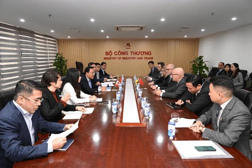 canada-muon-hop-tac-voi-viet-nam-ve-nang-luong-tai-tao-che-bien-khoang-san