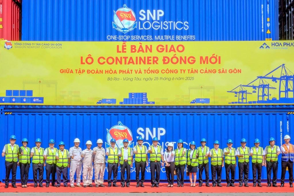 hoa-phat-ban-giao-lo-container-dau-tien-cho-tong-cong-ty-tan-cang-sai-gon