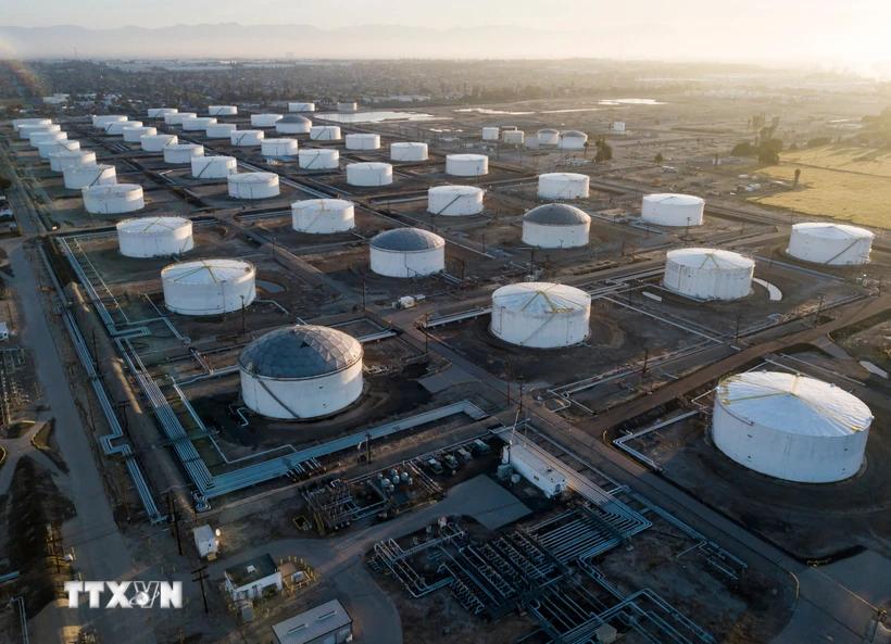 Giá dầu tăng do nguồn cung bị gián đoạn tại Nga và Mỹ