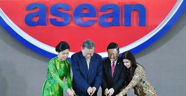 de-viet-nam-sanh-vai-voi-cuong-quoc-nam-chau-se-la-tu-asean-va-cung-asean