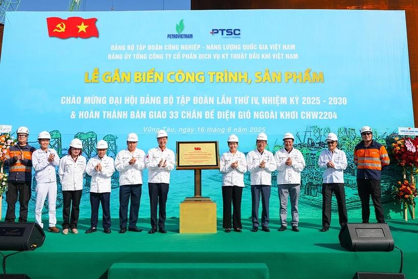 petrovietnam-gan-bien-cong-trinh-hoan-thanh-33-chan-de-dien-gio-ngoai-khoi