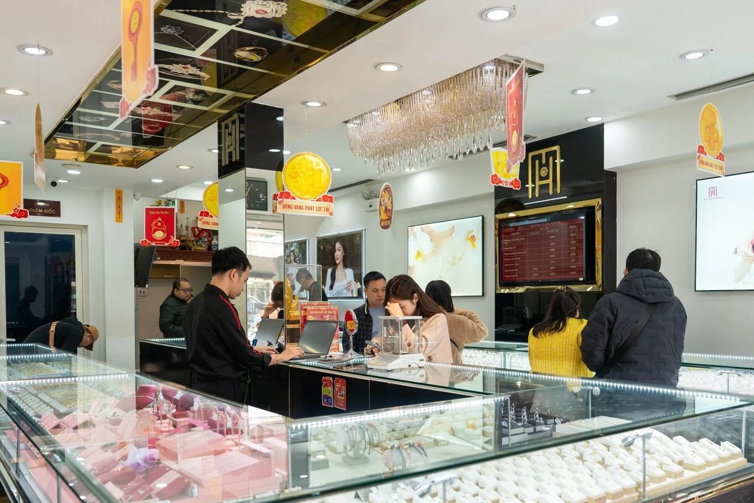 gia-vang-tang-dung-dung-chuyen-gia-noi-gi